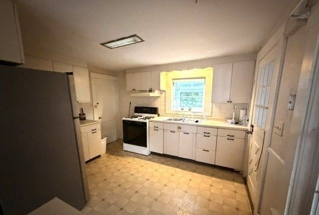 34 Lenox St, Fitchburg, MA 01420