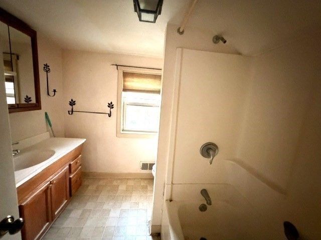 34 Lenox St, Fitchburg, MA 01420