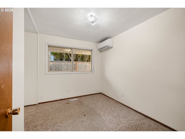 12600 Ne DAVIS St, Portland, OR 97230