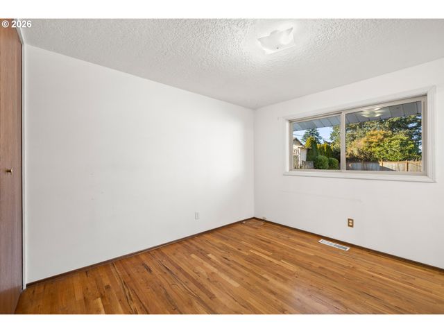 12600 Ne DAVIS St, Portland, OR 97230