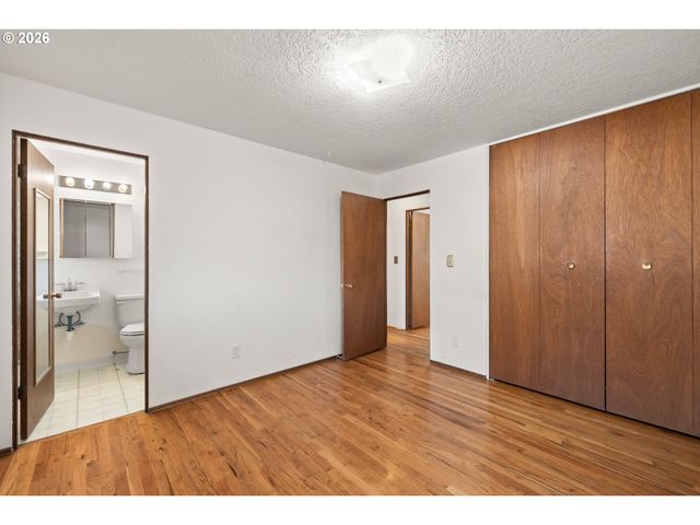 12600 Ne DAVIS St, Portland, OR 97230