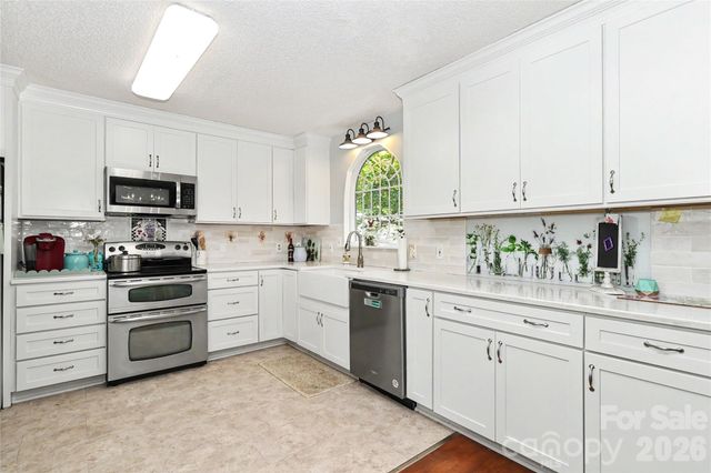 612 17th Avenue Drive SE, Hickory, NC 28602