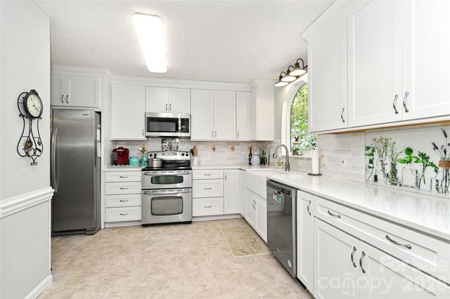 612 17th Avenue Drive SE, Hickory, NC 28602