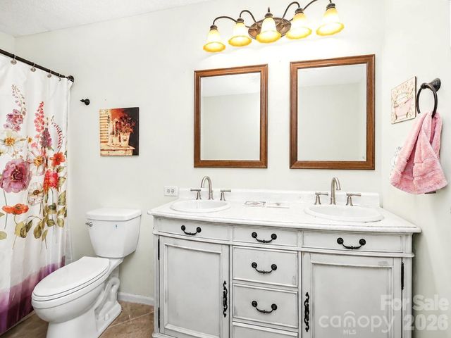 612 17th Avenue Drive SE, Hickory, NC 28602