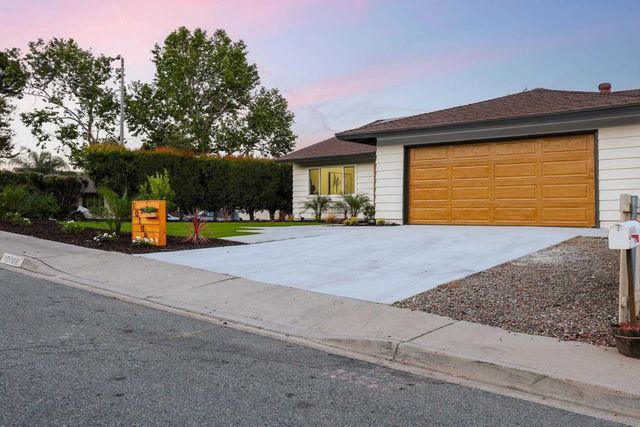 10108 Tres Lagos Ct, Spring Valley, CA 91977