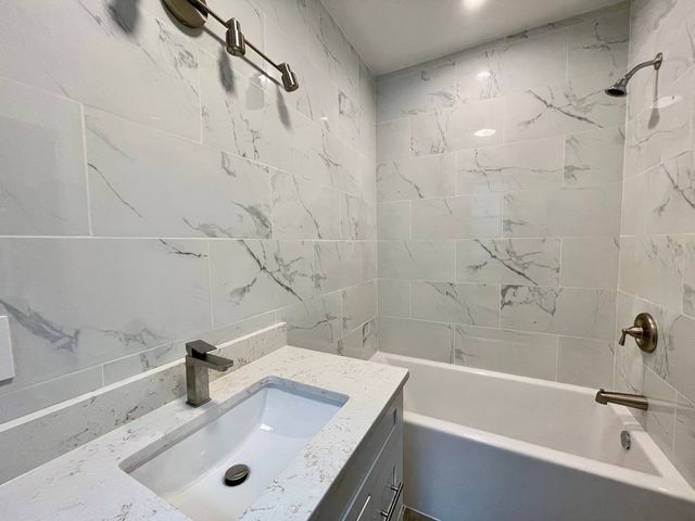 4853 W Augusta Boulevard 2, Chicago, IL 60651