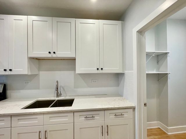 4853 W Augusta Boulevard 2, Chicago, IL 60651