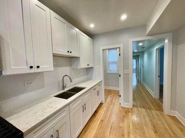 4853 W Augusta Boulevard 2, Chicago, IL 60651
