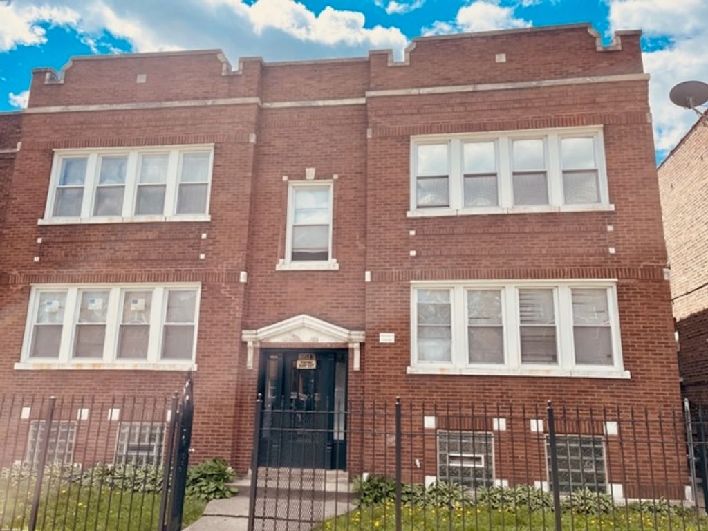 4853 W Augusta Boulevard 2, Chicago, IL 60651