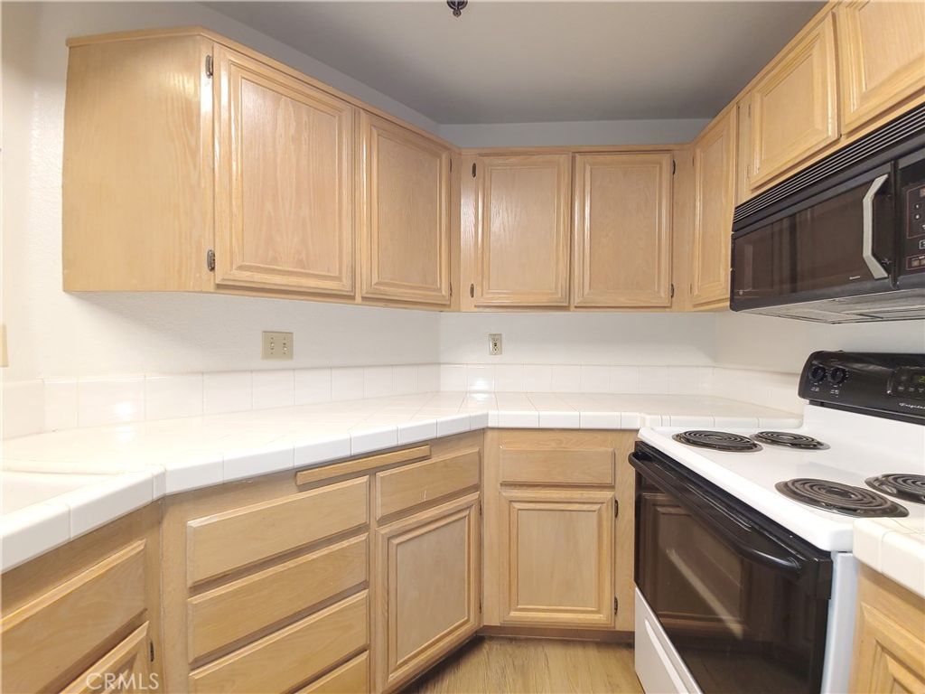 Image 11 of property listing at 5728 Oak Bend Lane 202, Oak Park, CA 91377