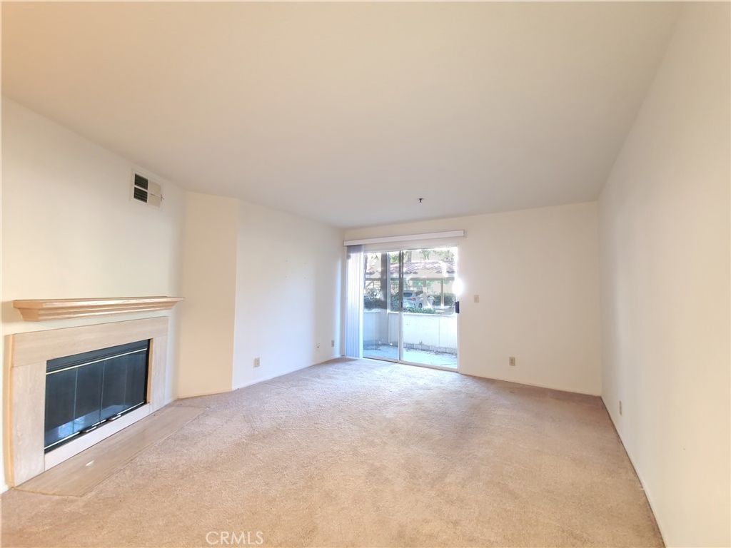 Image 2 of property listing at 5728 Oak Bend Lane 202, Oak Park, CA 91377