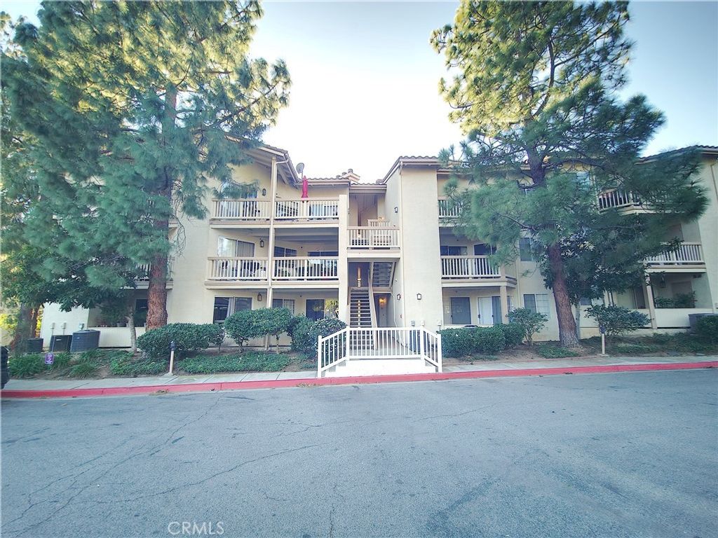 Image 25 of property listing at 5728 Oak Bend Lane 202, Oak Park, CA 91377