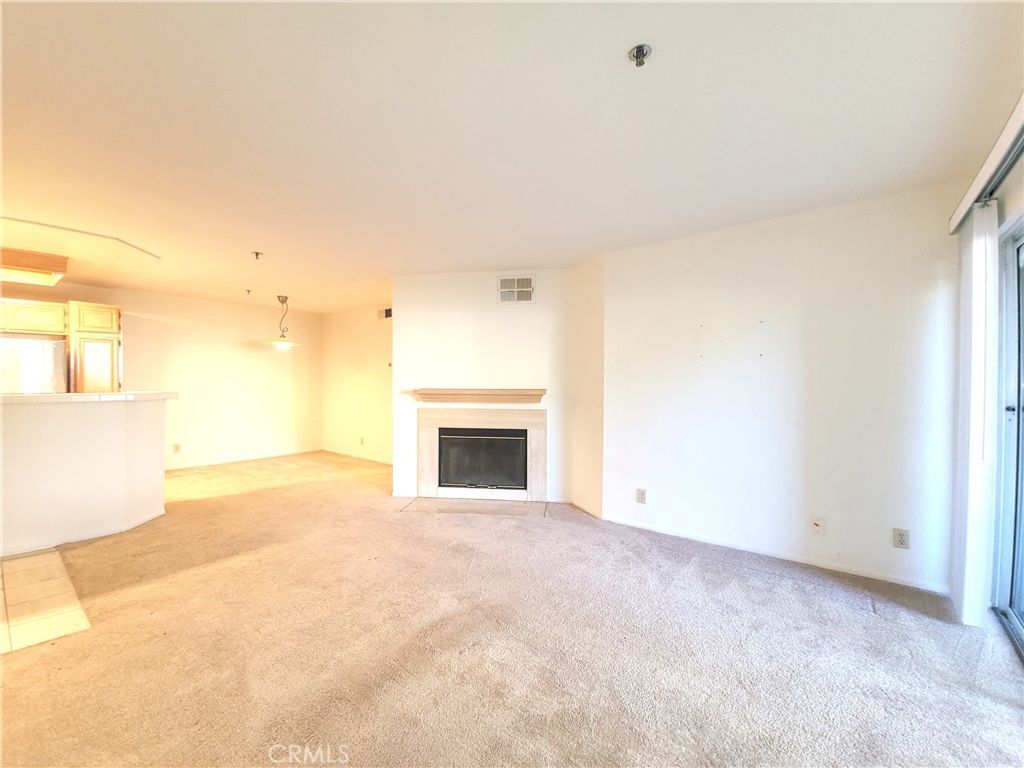 Image 3 of property listing at 5728 Oak Bend Lane 202, Oak Park, CA 91377