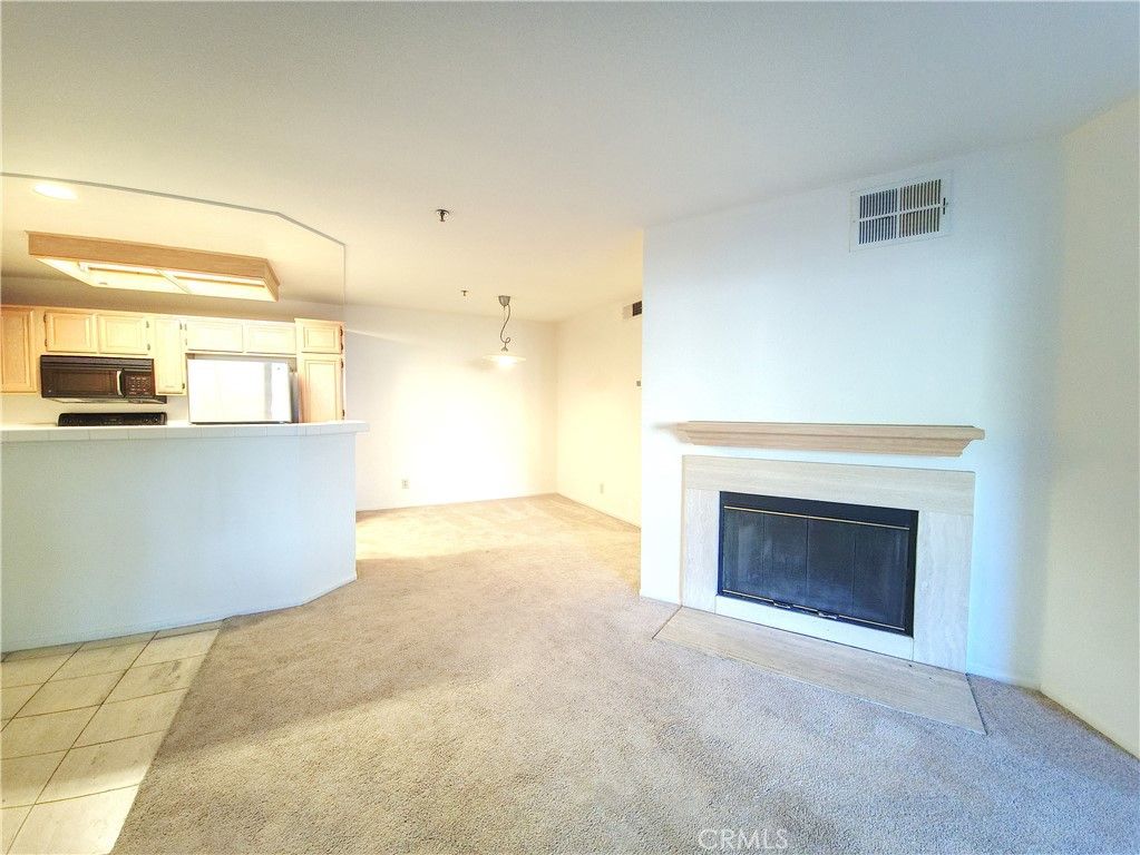 Image 5 of property listing at 5728 Oak Bend Lane 202, Oak Park, CA 91377