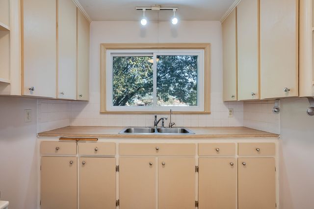 1122 Inverness, Wichita, KS 67218