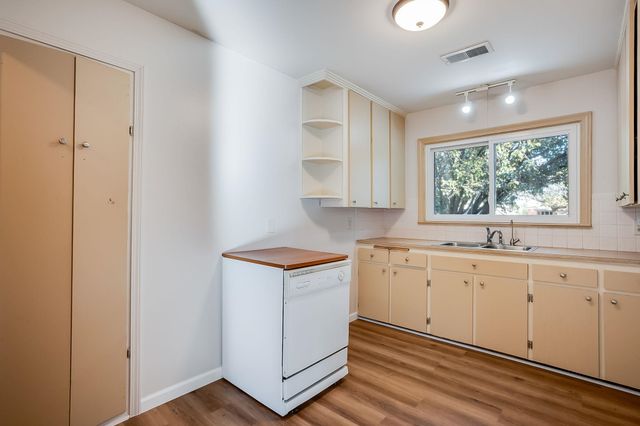 1122 Inverness, Wichita, KS 67218