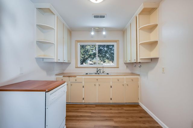 1122 Inverness, Wichita, KS 67218