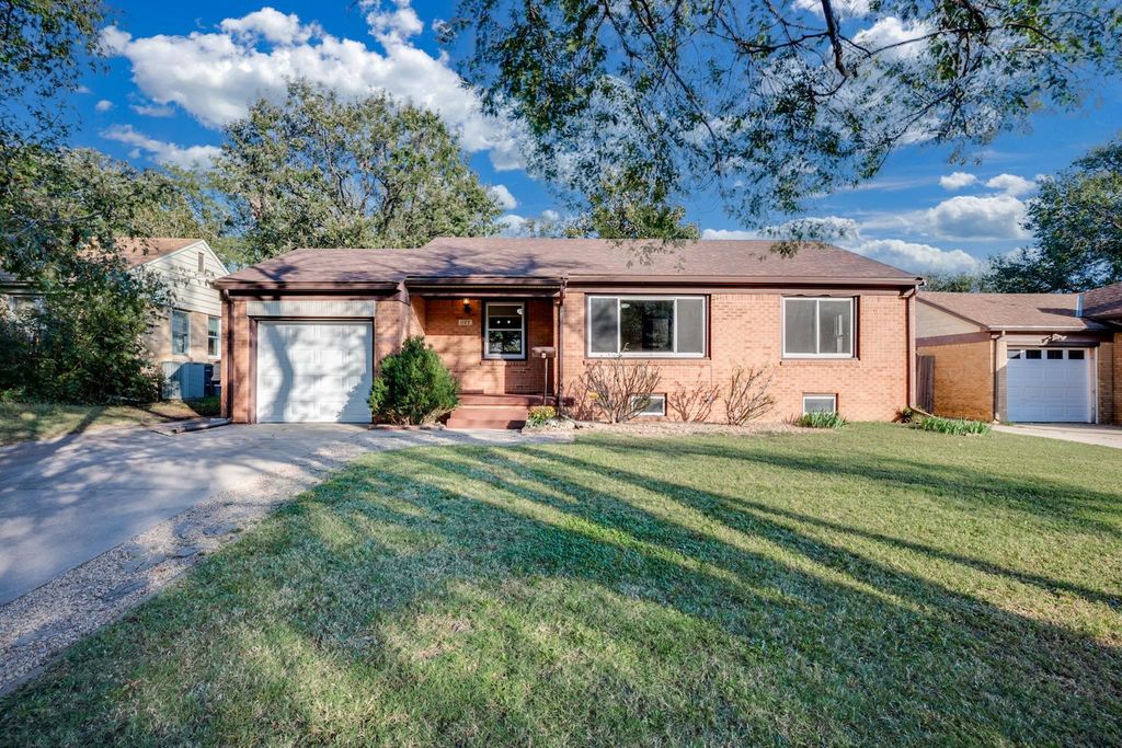 1122 Inverness, Wichita, KS 67218