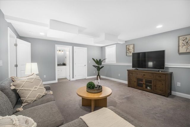 4 Donald Ave, Chelmsford, MA 01824