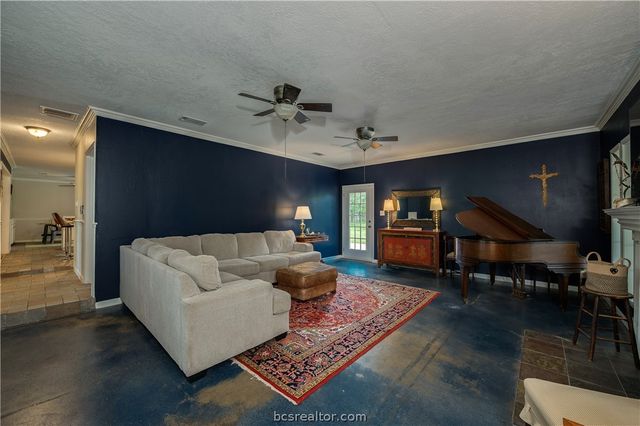 816 Tanglewood Drive, Bryan, TX 77802