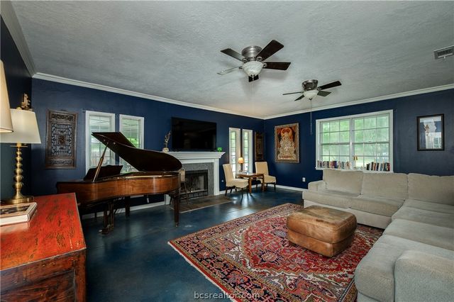 816 Tanglewood Drive, Bryan, TX 77802