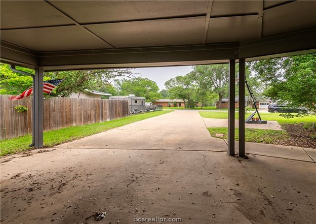 816 Tanglewood Drive, Bryan, TX 77802