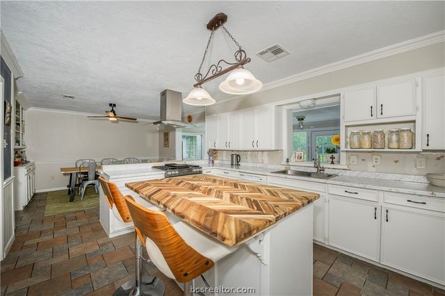 816 Tanglewood Drive, Bryan, TX 77802