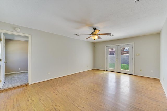 106 Hudgins ST, Smithville, TX 78957