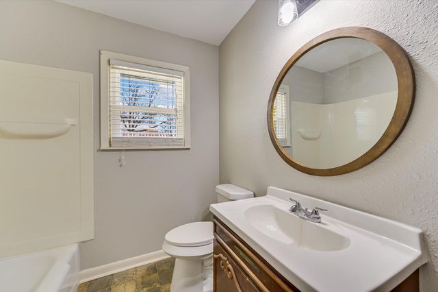 106 Hudgins ST, Smithville, TX 78957