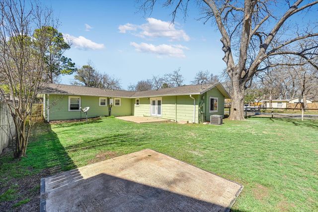 106 Hudgins ST, Smithville, TX 78957