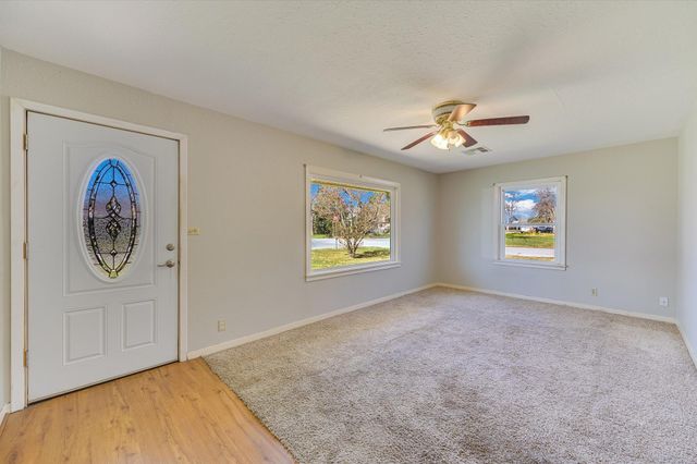 106 Hudgins ST, Smithville, TX 78957