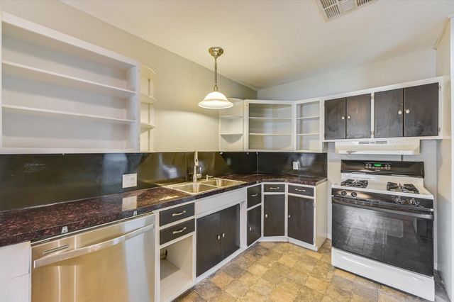 106 Hudgins ST, Smithville, TX 78957