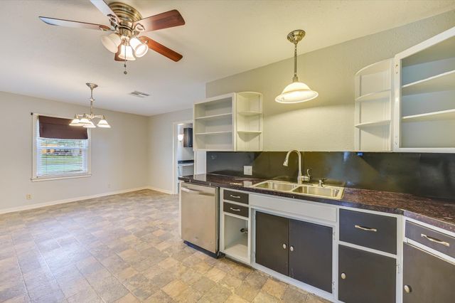 106 Hudgins ST, Smithville, TX 78957