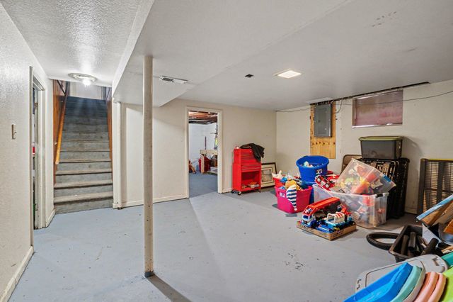 1044 E Washburn Place, Saginaw, MI 48602