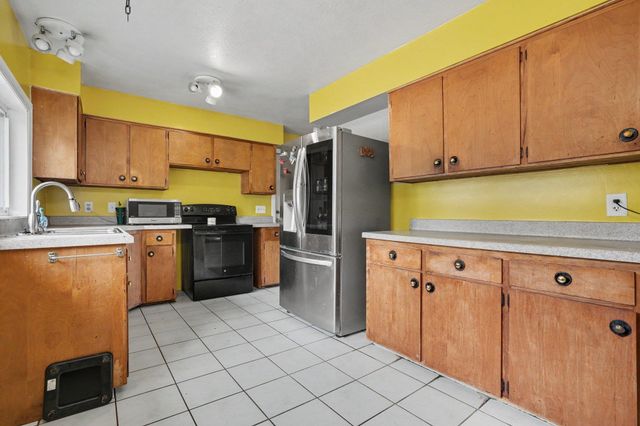 1044 E Washburn Place, Saginaw, MI 48602