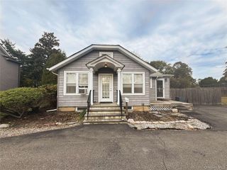 17 Lakeland Avenue A, Sayville, NY 11782