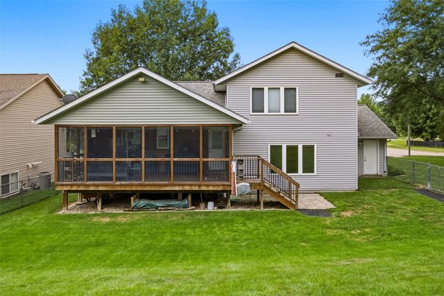 1773 Parkway Dr, Coralville, IA 52241