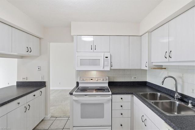 3288 Page Ave Apt P2, Virginia Beach, VA 23451