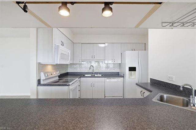 3288 Page Ave Apt P2, Virginia Beach, VA 23451