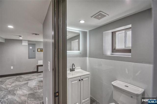 72 Hille Place, Ridgefield Park, NJ 07660