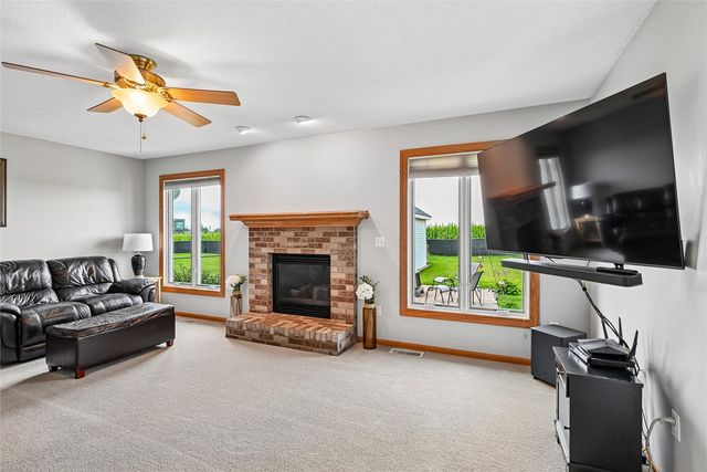 7306 Prairie Heights Drive SW, Cedar Rapids, IA 52404