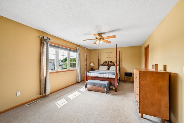 7306 Prairie Heights Drive SW, Cedar Rapids, IA 52404