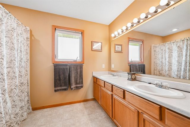 7306 Prairie Heights Drive SW, Cedar Rapids, IA 52404