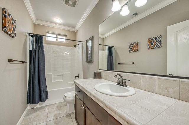 2087 E Makenna Drive, Fresno, CA 93730