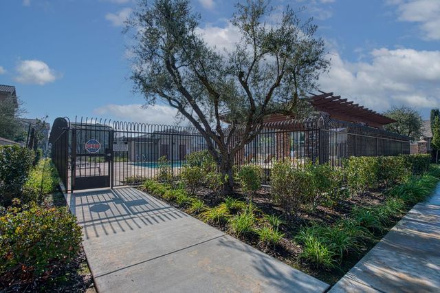 2087 E Makenna Drive, Fresno, CA 93730