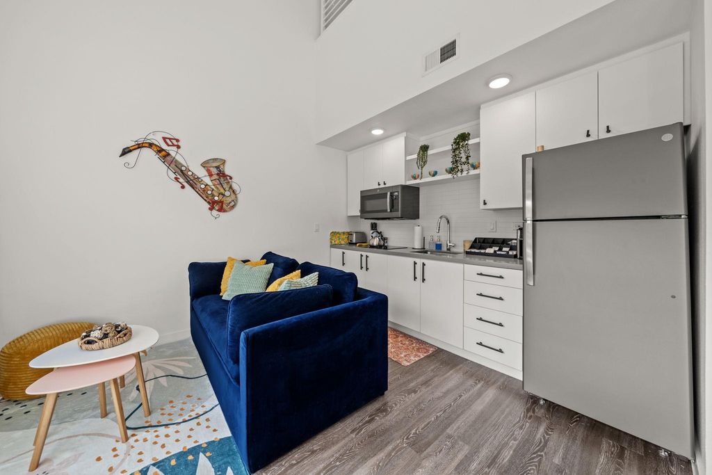 49 Navasota ST 210, Austin, TX 78702