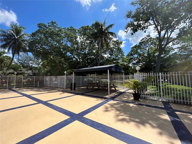 301 Palm Way 104, Pembroke Pines, FL 33025