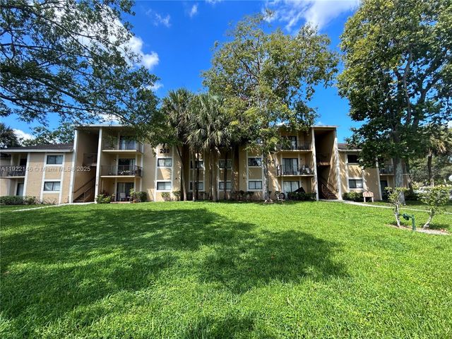 301 Palm Way 104, Pembroke Pines, FL 33025