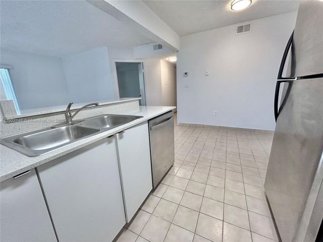 301 Palm Way 104, Pembroke Pines, FL 33025
