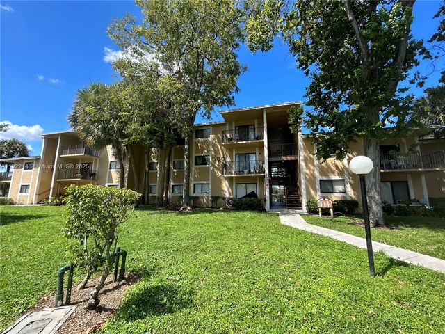 301 Palm Way 104, Pembroke Pines, FL 33025